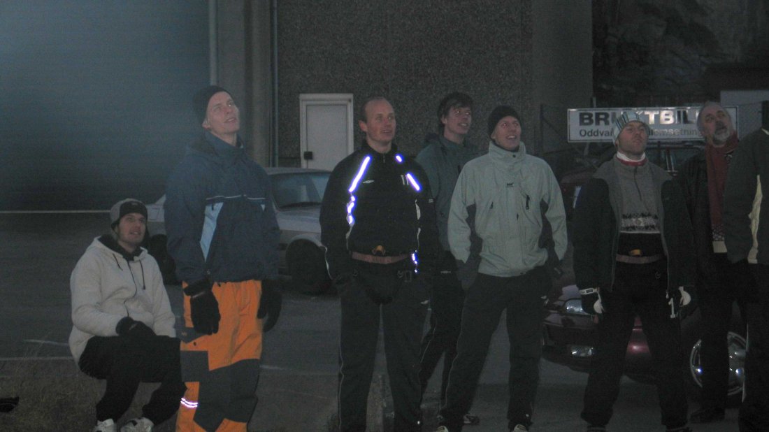 Og nede stod resten av laget og fulgte med