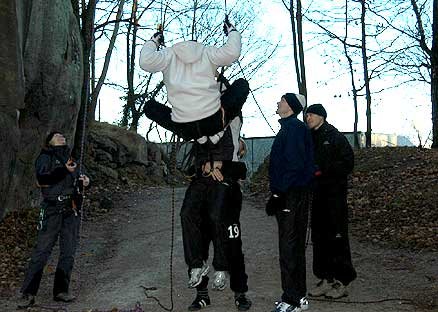 Lagjobbing: Ben skal klatre opp her. Det gikk bare ikke