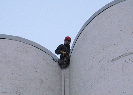Mørket kommer sigende, men Glenn gjør seg klar på toppen