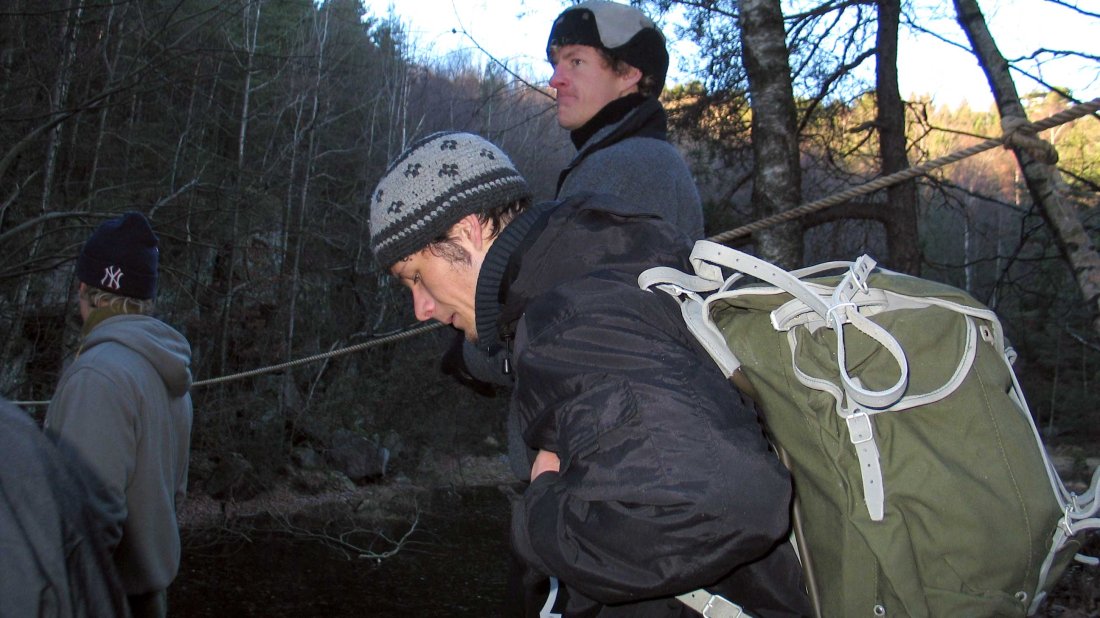 Tommy bærer den verdifulle sekken. Som viste seg å inneholde 12 kilo murstein og en flaske vann til hver...
