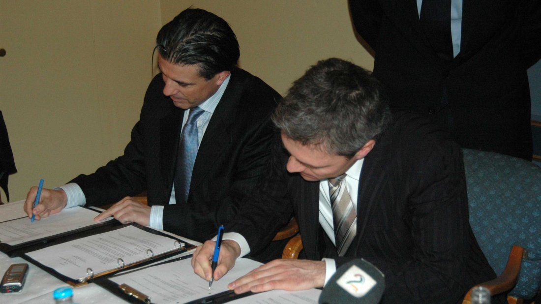 Solér og Rasmussen skriver under de nødvendige papirene
