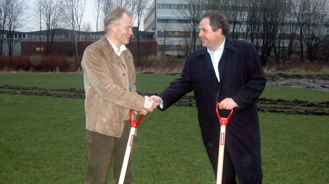 11. januar 2006. Det utveksles viktige håndtrykk