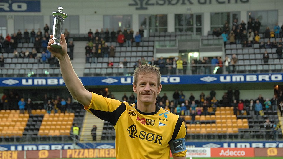 Runde 29 kaptein Glenn Andersen med serievinnerpokalen