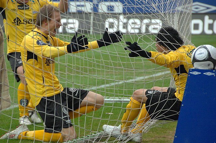 Årst feirer Bolanos sitt første mål i 2010 (Foto:Kristin Søvik)
