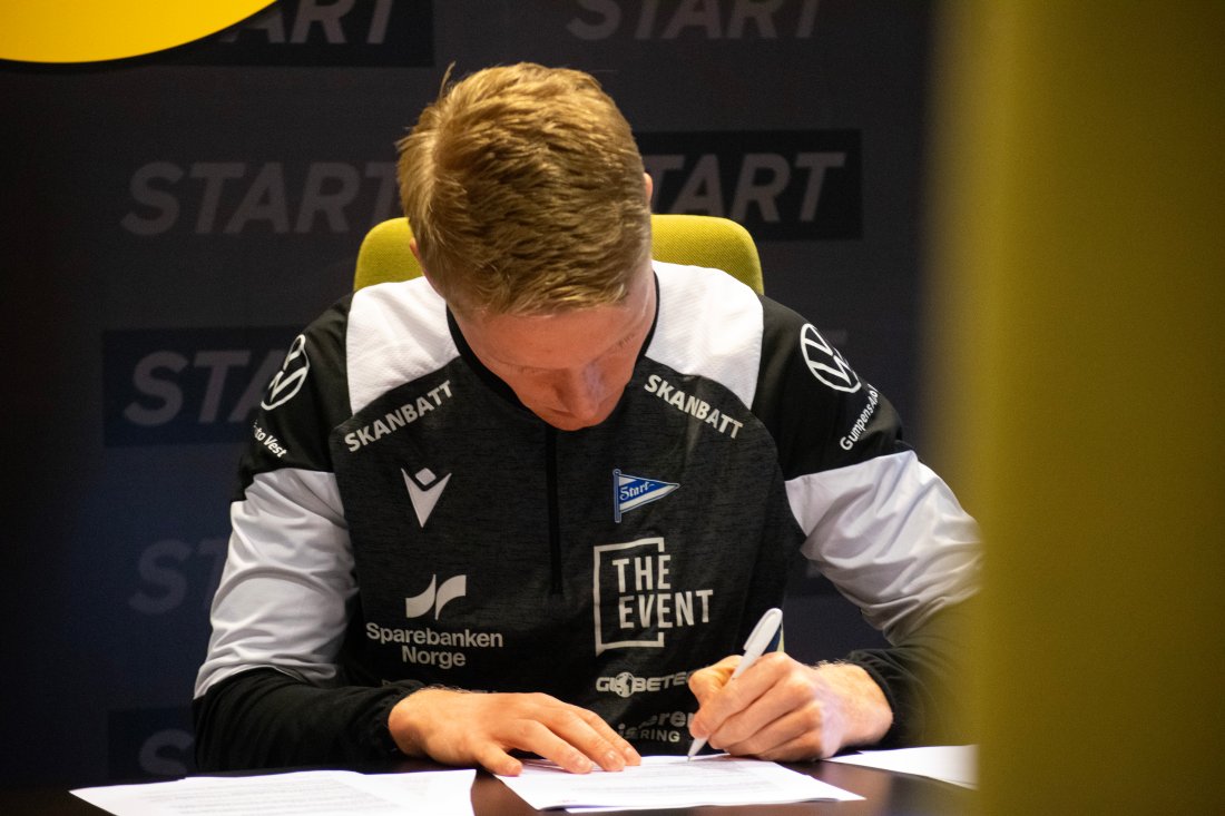 Kristoffer signerer en kontrakt på 3 år med klubben.