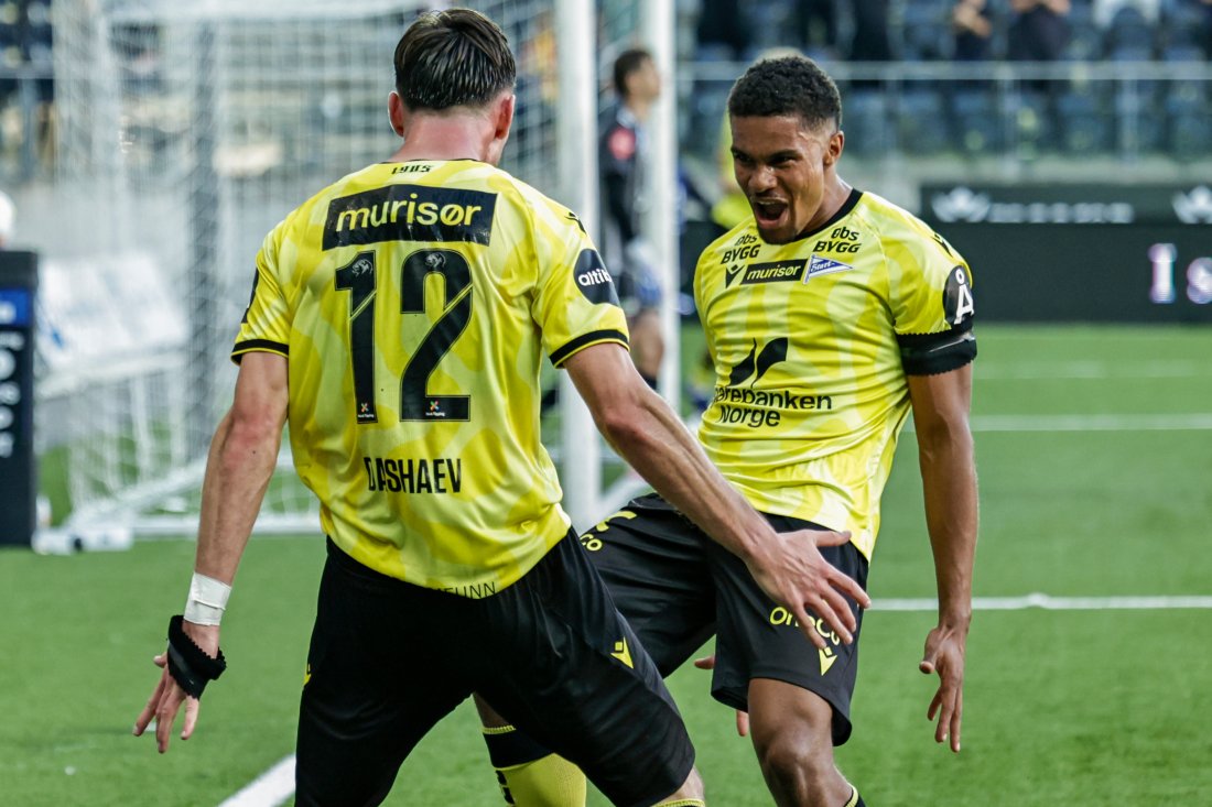 Deni og Santino feirer etter 4-1 scoringen mot KFUM. Foto: Tor Erik Schrøder / NTB