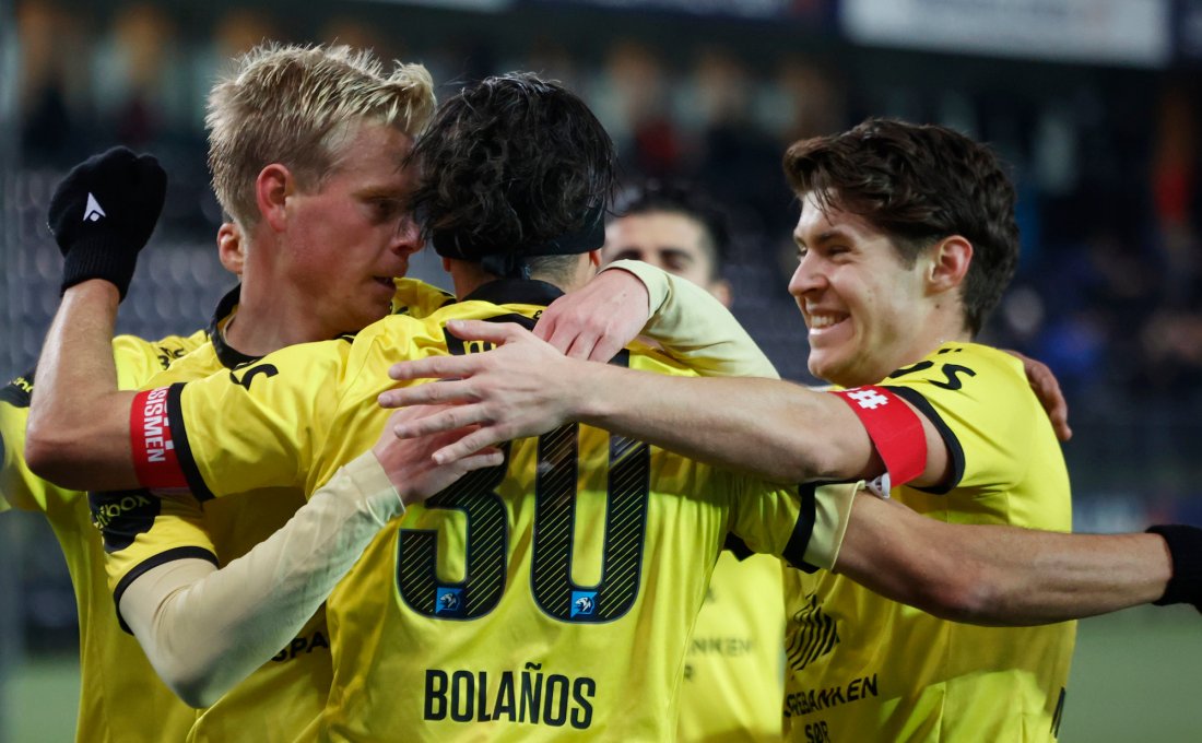 Eirik Schulze jubler med lagkamerater etter 1-0 målet under eliteseriekampen mellom Start og Bodø/Glimt i 2020. Foto: Tor Erik Schrøder / NTB
