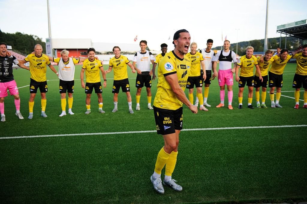 Det ble mye å juble for forrige kamp mot Kongsvinger! Her leder Fredrik Pålerud seiersropet på sin gamle hjemmebane etter 3-0 seieren. Foto: Sjur Stølen.