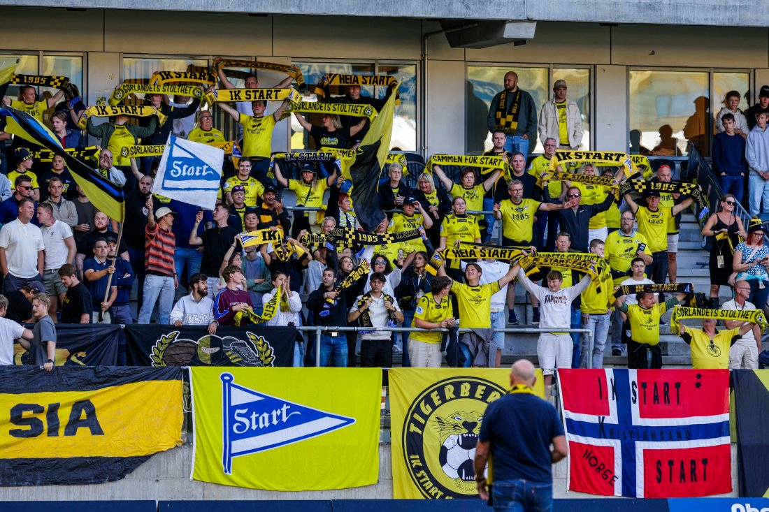 I morgen blir det en skikkelig fotballfest med mange Start-supportere på tribunen. Foto: Tor Erik Schrøder / NTB