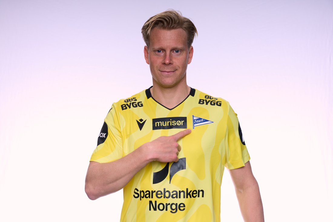 Alle draktene våre og andre Macron-produkter kan kjøpes i supporterbua utenfor stadion fra kl. 14:00 i morgen. Foto: Jonas Been Henriksen / NTB