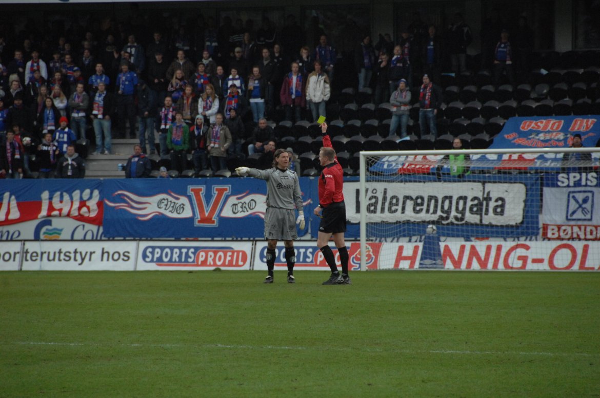 Helgerud gir Kenneth Høie gult kort etter 90'