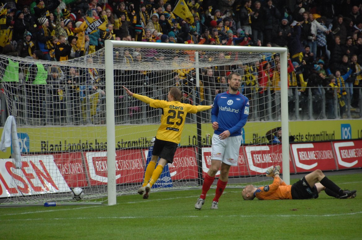 Christer Kleiven har satt inn 3-1 og Årst jubler