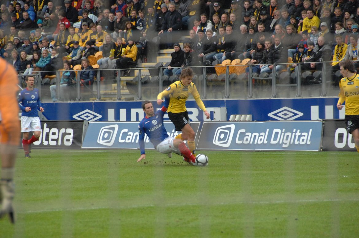 Kristofer Hæstad forsøker å stoppe Mads Stokkelien