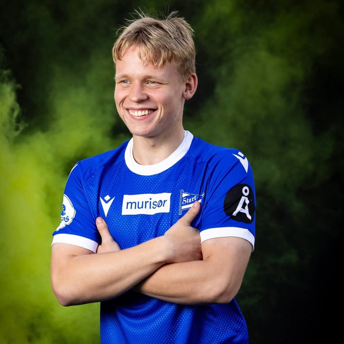 Jonas Seim skriver under på en 3-års avtale med IK Start. Foto: Elise Åkesson