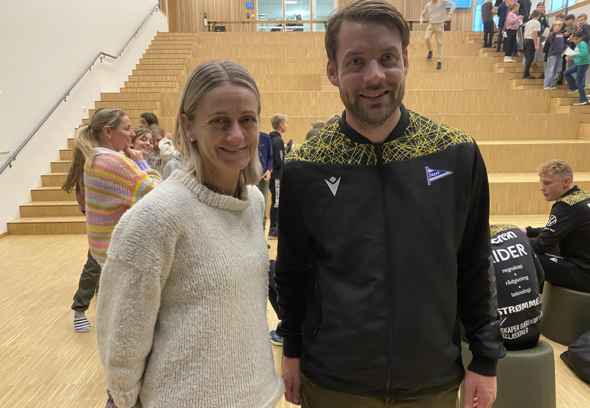 Anita Bjerke, klasseforstander for 6.-klassingene på Kringsjå skole i Kristiansand, sammen med Espen Børufsen, leder for samfunnsansvar i Start.