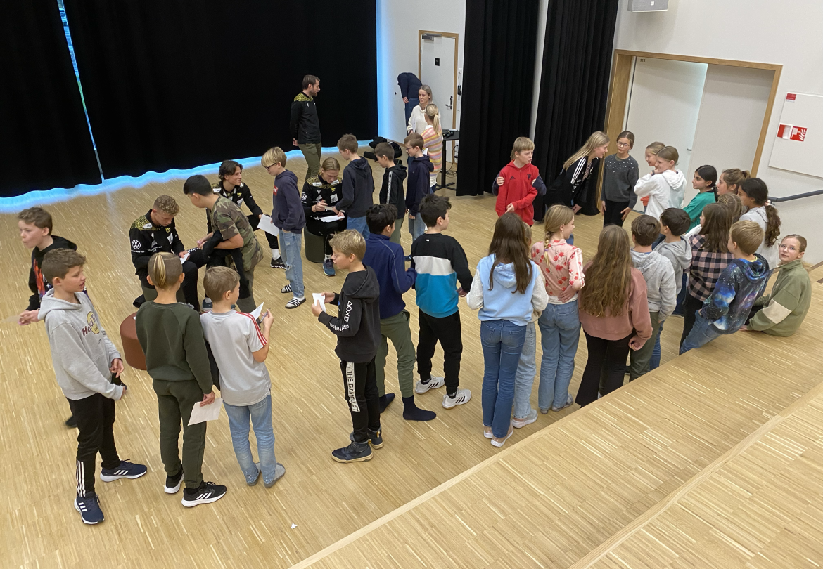 August Frobenius (t.v.), Sander Sjøkvist og Mathias Grundetjern skriver autografer til 6.-klassingene på Kringsjå skole.