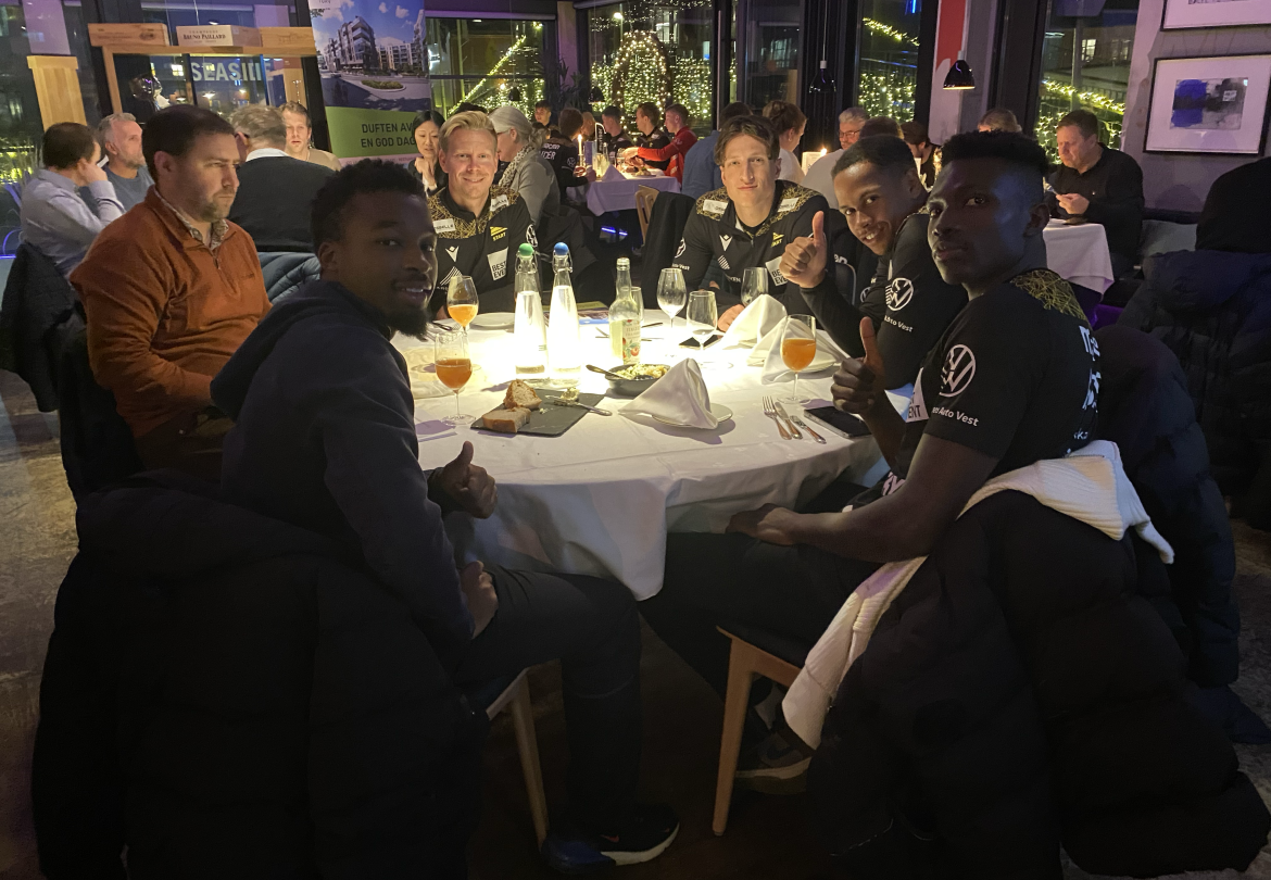 Fra venstre og rundt bordet: Salim Nkubiri, Tom Arne Aamodt, Eirik Schulze, Sander Sjøkvist, Zakaria Sawo og Alagie Sanyang.