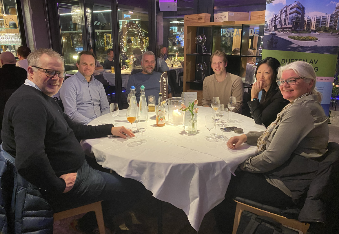 Ledere og medlemmer av Starts hovedstyre og kvinnestyre samlet rundt middagsbordet på Hos Moi – f.v.: Sten Pedersen (medlem av kvinnestyret), Trond Mæstad (leder av kvinnestyret), Espen Kronborg (medlem av kvinnestyret), Ole Magnus Skisland (leder av hovedstyret i Start), Elin Krumm (medlem av hovedstyret) og Siri Helene Puntervold Nilssen (medlem av kvinnestyret)