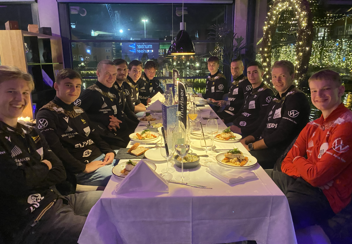 Fra venstre og rundt bordet: Start-spillerne Tom Strannegård, Emir Derviskadic, Mathias Grundetjern, Mark Fabricius Jensen, Jasper Silva Torkildsen, Jesper Gregersen, Sander Svela, Vito Vormgoor, Luc Mares, Henrik Robstad og Herman Seierstad Johnsen koser seg med torskemiddagen på Hos Moi.