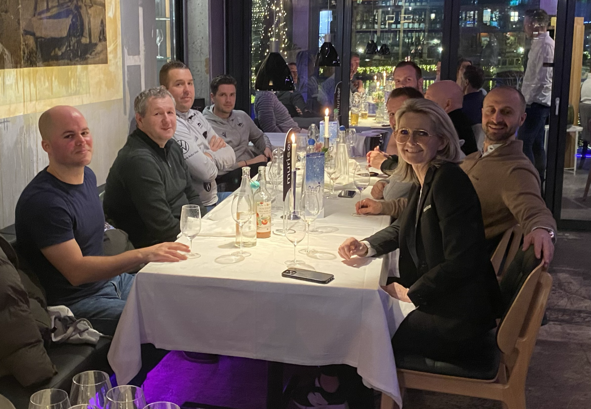 Starts Andreas Jenssen (analysesjef i Start – f.v.), Tomi Markovski (utviklingsleder), Rune Hægeland (materialforvalter), Sindre Tjelmeland (hovedtrener), Endre Eide (assistenttrener), Per-Erik Andersen (trenerutvikler, delvis skjult) og Jahn Robert Holmgren (toppspillerutvikler, delvis skjult) sammen med Anne Sofie Førde, salg og oppfølging hos Mur i Sør).