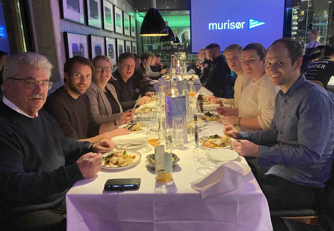 Kai Eriksen (vaktmester i Start t.v.) delte bord på restaurant Hos Moi med Espen Børufsen (tidligere spiller, nå leder Samfunnsansvar i Start), Maren Nuland Marcussen (billettansvarlig i Start), Terje Marcussen (daglig leder i Start), Erlend Dunsæd (UiA-student som er utplassert i Starts medieavdeling), Mette Tønnessen (økonomiansvarlig i Start) og Espen Lindland (medlem av Starts hovedstyre).