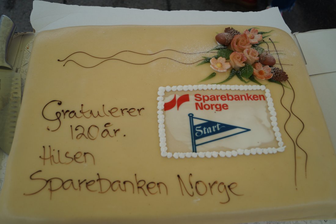 Sparebanken Norge var også på plass med kake i fjor da vi fylte 120 år!