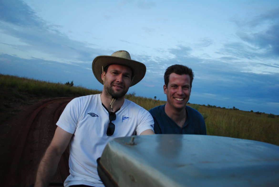 Mathisen og Opdal på taket av bilen på jakt etter dyr