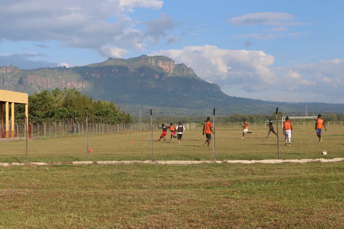 Fotballanlegget til CRO, som Start Life Support har vært med å bygge opp. Et av de beste anleggene i landet! Med mektige Mount Elgon i bakgrunnen.