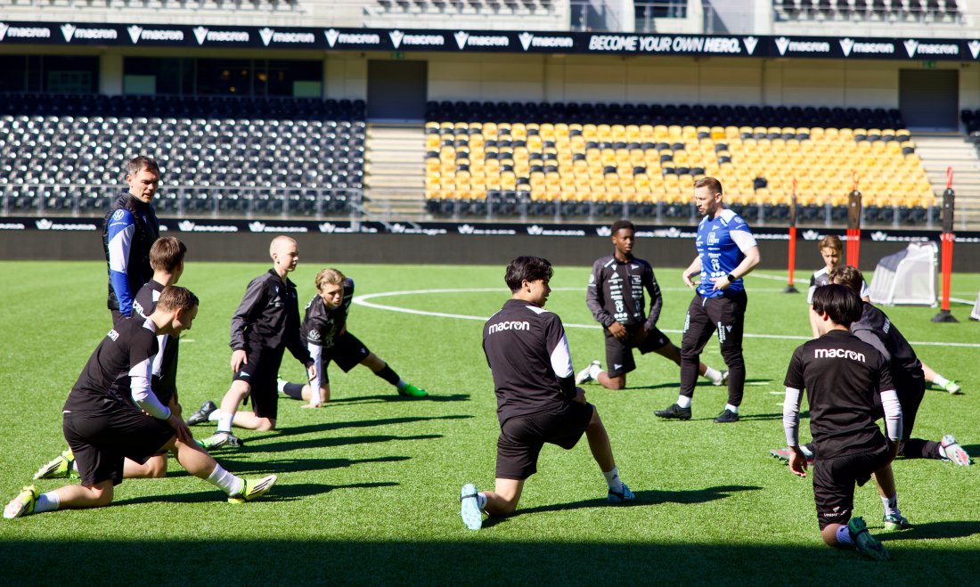 Trenerutvikler Sion Rowlands (t.v) og Daniel Kvamme på feltet med G17.