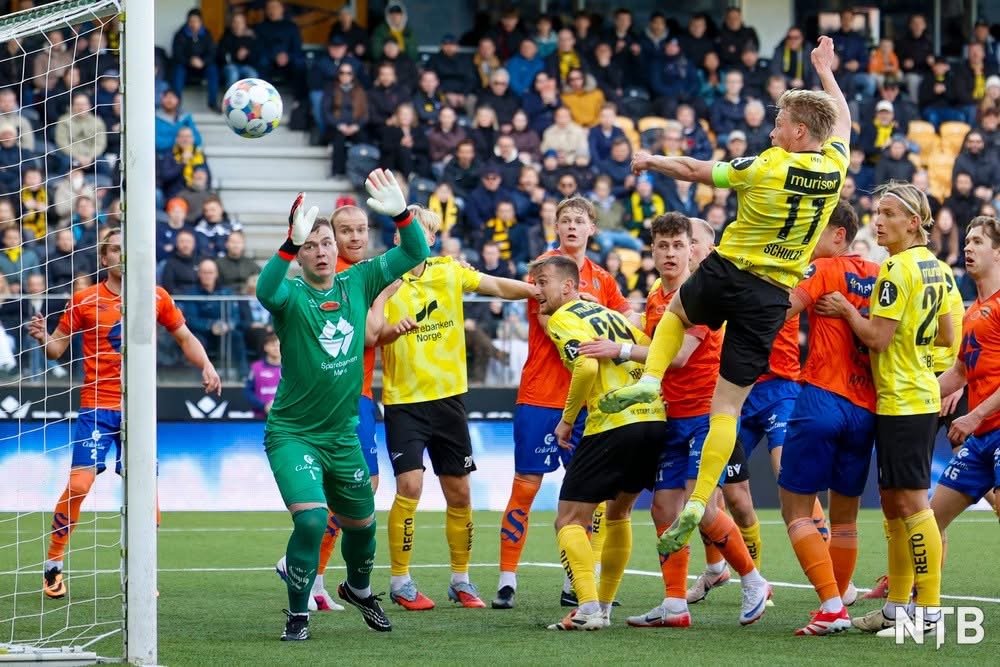 Eirik Schultze header (Foto: Tor Erik Schrøder /NTB)