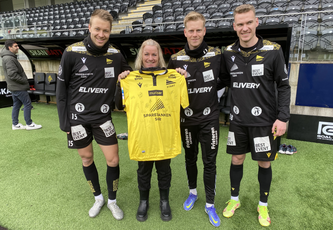 Anne May Fredriksen fikk signert Start-drakt av blant andre Henrik Robstad (t.v.), Eirik Schulze og Jon-Helge Tveita.