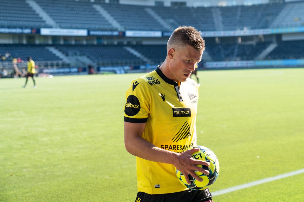 Eirik Wichne gjør seg klar til å ta et av sine mange lange innkast i kampen. Foto: Gunnar Langeland