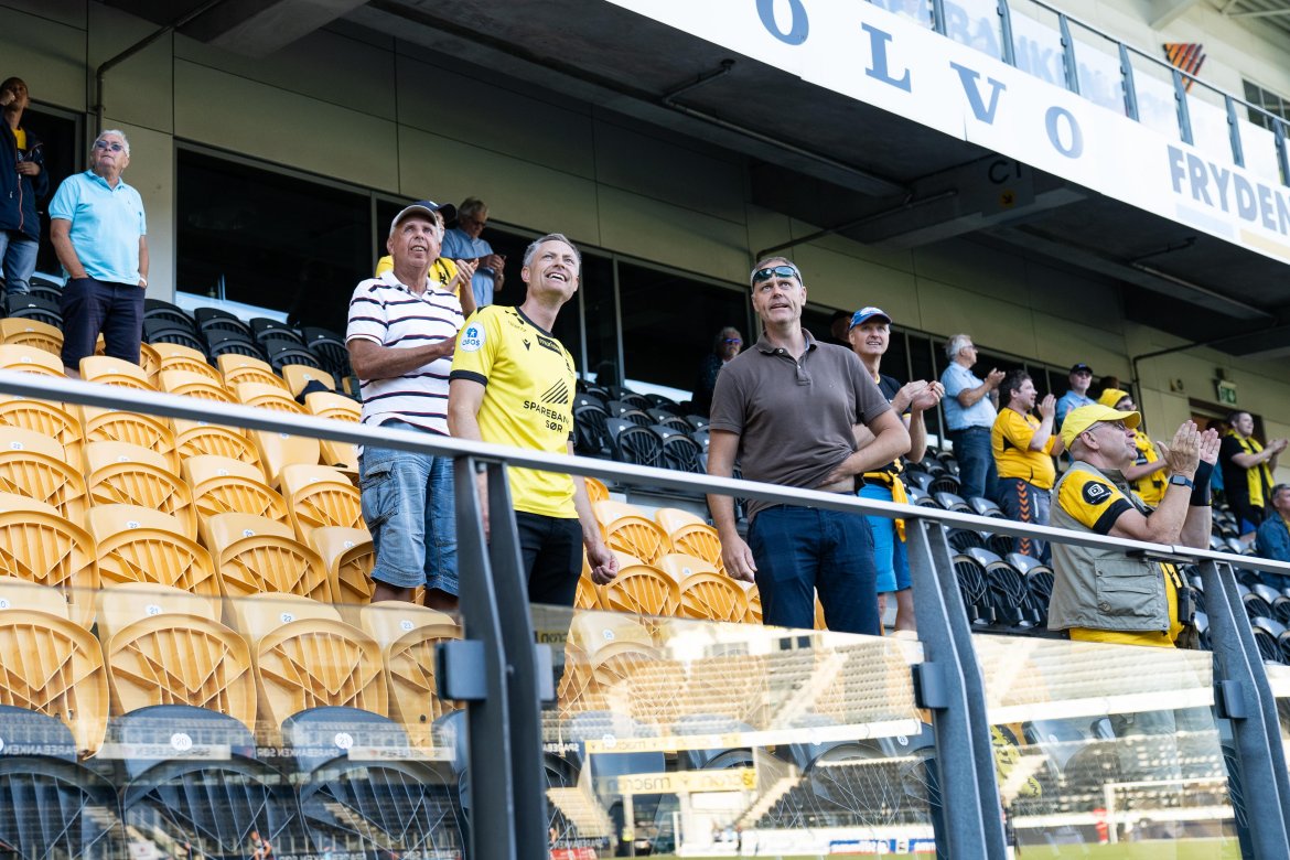 Det var god stemning på tribunen etter 2-1 scoring. Foto: Gunnar Langeland