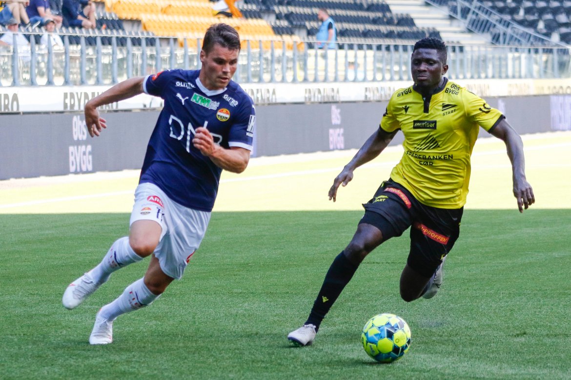 Kristoffer Tokstad og Afeez Aremu i løpsduell under serieåpningen. Foto: Tor Erik Schrøder / NTB scanpix