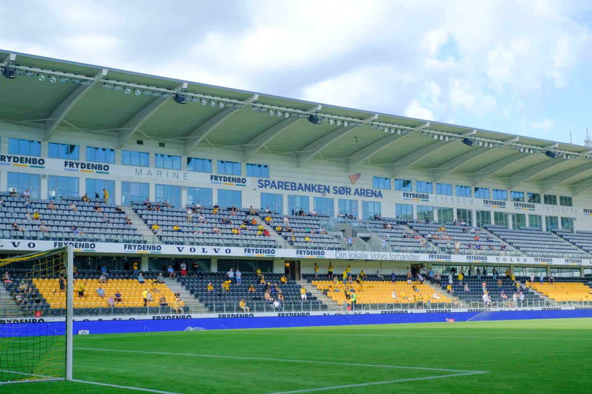 De 200 tilskuerne som hadde fått plass på tribunen, holdt god avstand. Foto: Tor Erik Schrøder / NTB scanpix