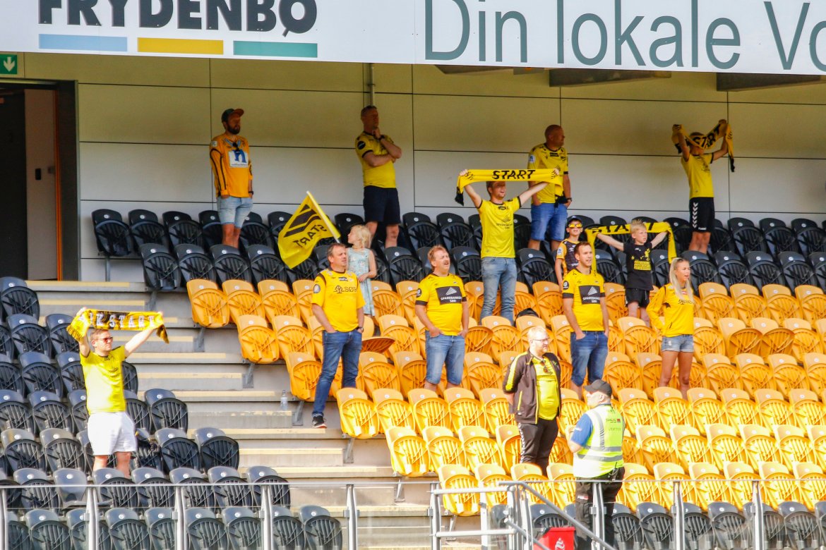 Supporterne lagde god stemning, til tross for at de bare var 200 på tribunen. Foto: Tor Erik Schrøder / NTB scanpix
