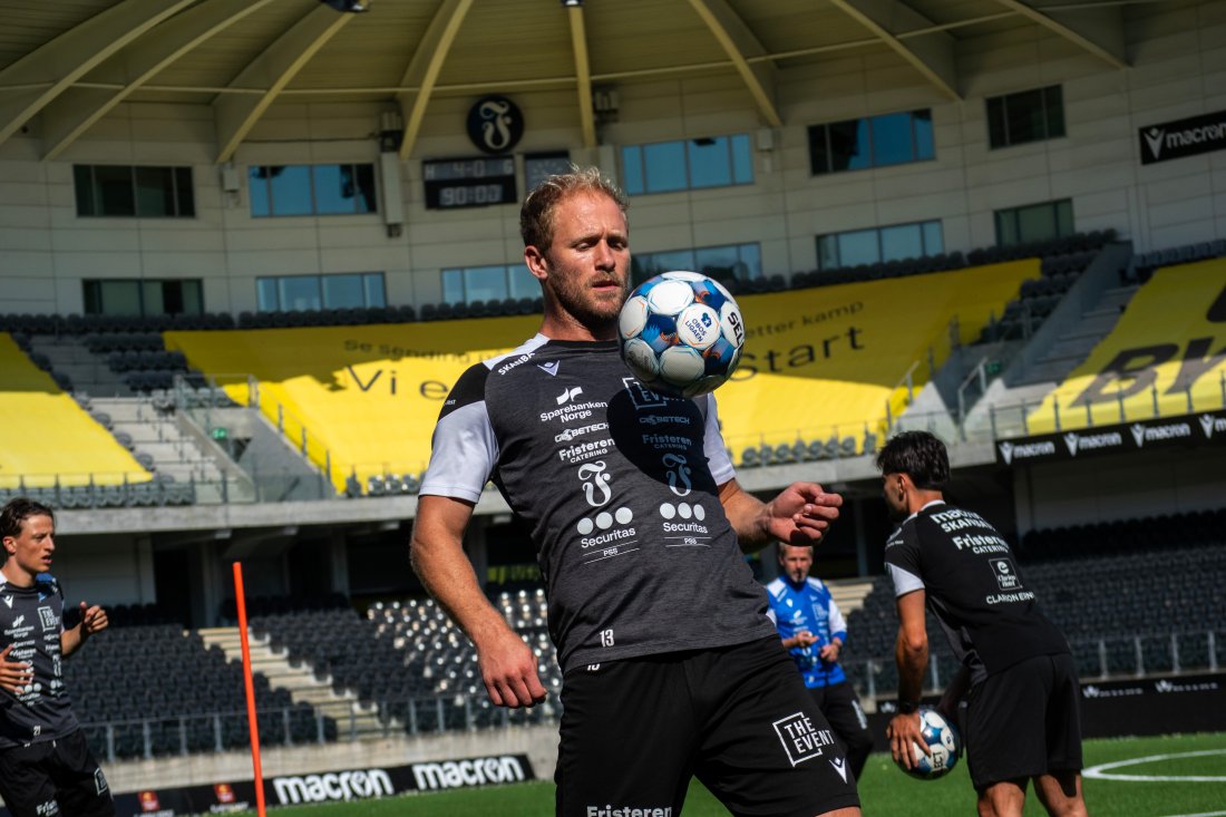 Sebastian har spilt 34 kamper med vimpelen på brystet. Han har også scoret 4 mål og 1 målgivende.