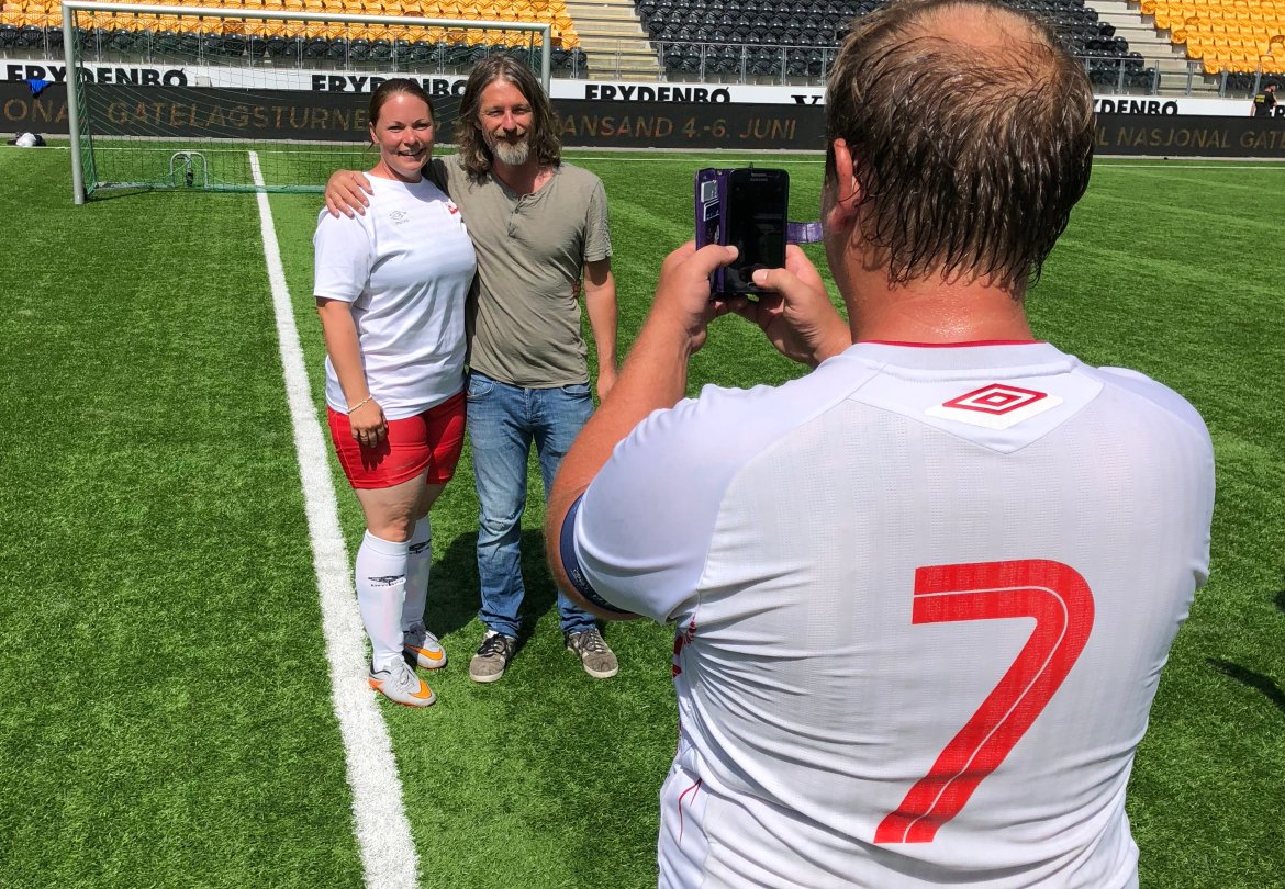 Erik Mykland poserer på bilde sammen med et par Fredrikstad-spillere.