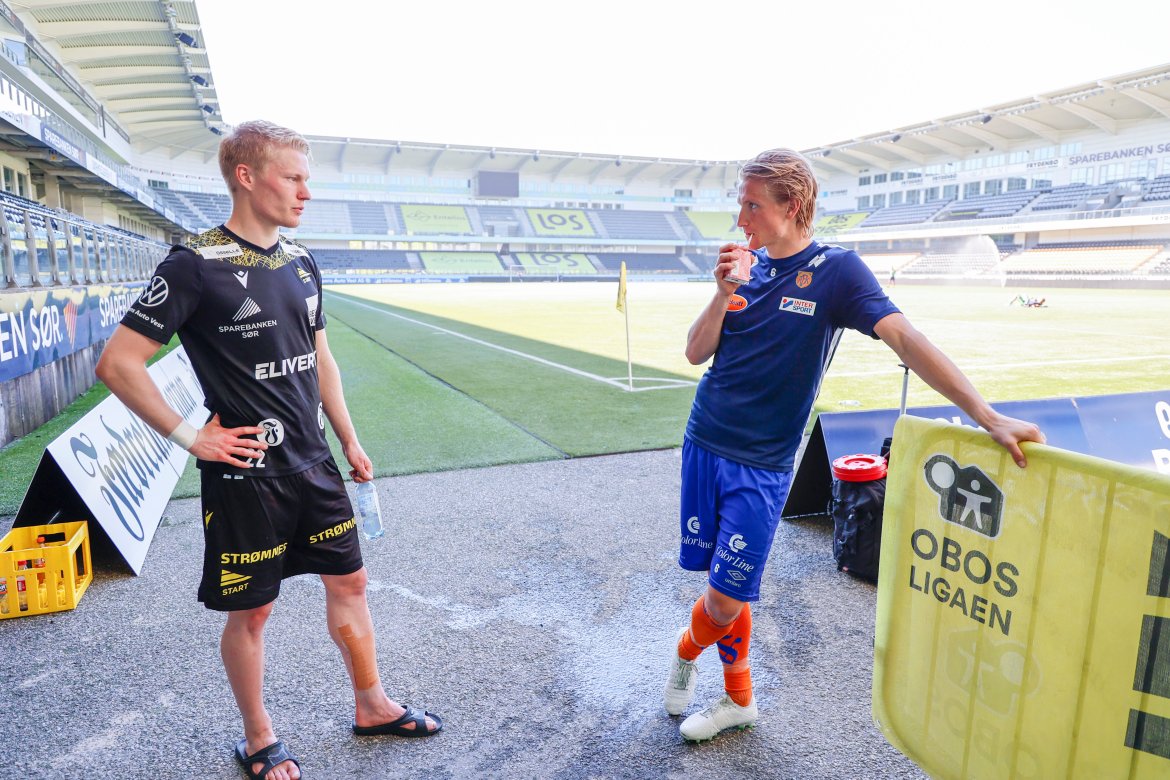 To kapteiner, Tønnessen og Sedberg, snakker sammen etter kampen