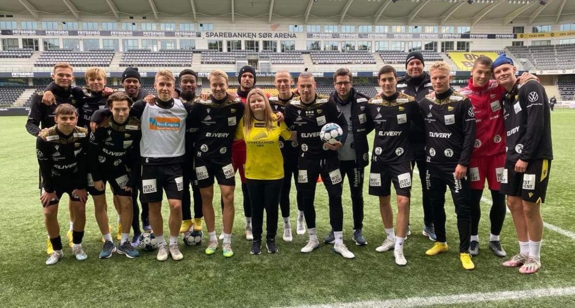 Caroline ble selvfølgelig tatt godt imot da hun besøkte Start-treningen like før helgen. Her er hun sammen med f.v.: Emir Derviskadic, Peter Reinhardsen, Tom Strannegård, Cameron Cresswell, Zakaria Sawo, Bjarni Mark Antonsson, Salim Nkubiri, Henrik Robstad, Mark Jensen, Mathias Grundetjern, Vito Wormgoor, Sindre Tjelmeland, Luc Mares, Rune Hægeland, Kristoffer Tønnessen, Jasper Torkildsen og August Frobenius.