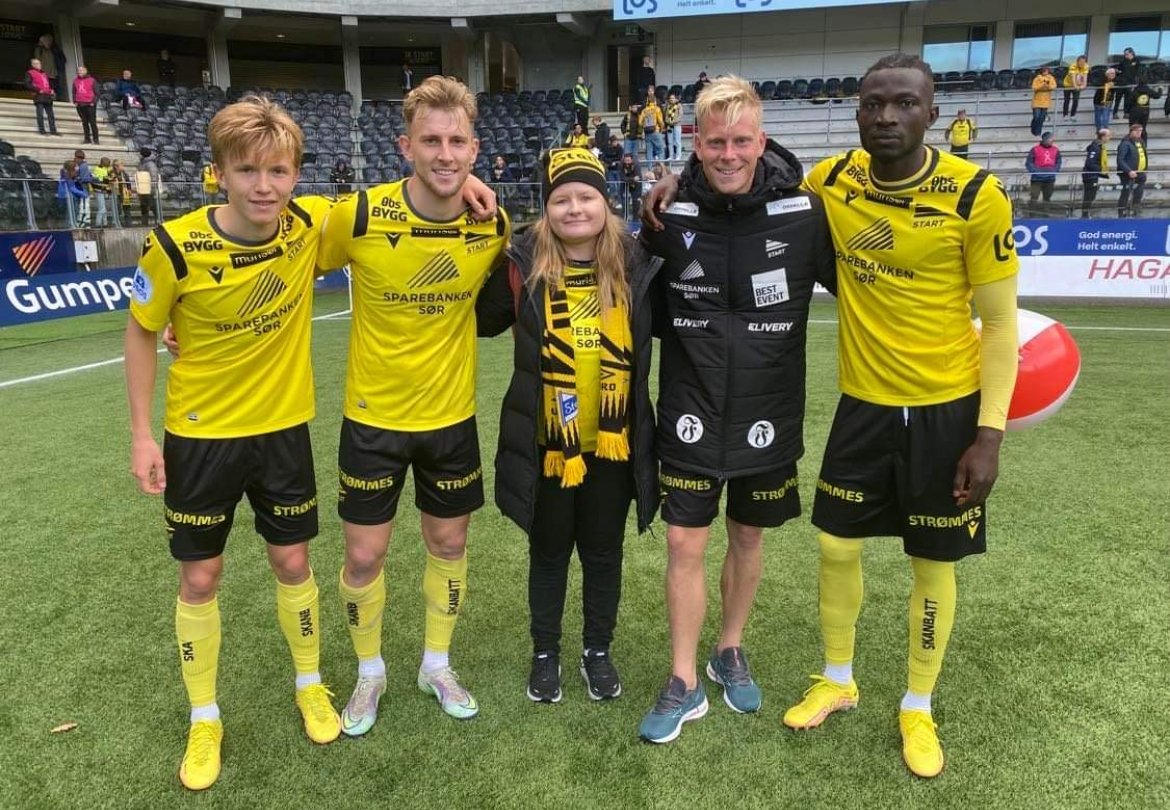 Søndag var Caroline på sin tredje Start-kamp på fire år. Her gratulerer hun målscorerne i 4-1-seieren over Åsane – f.v.: Tom Strannegård, Joacim Holtan, Eirik Schulze og Alagie Sanyang.
