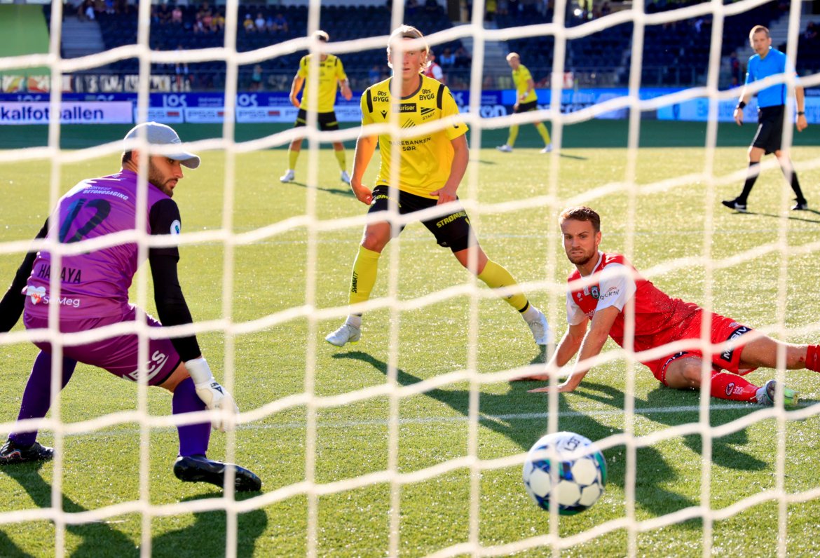 Start øker til 3-0 mot Bryne på selvmål. Foto: Tor Erik Schrøder