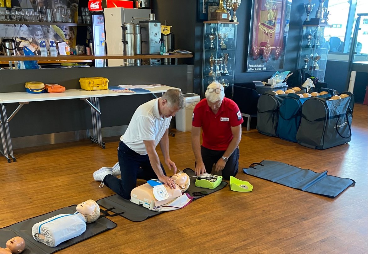 Representanter for Røde Kors viser førstehjelp for Starts og Jervs gatelagsspillere i Klubbhuset på Sparebanken Sør Arena.