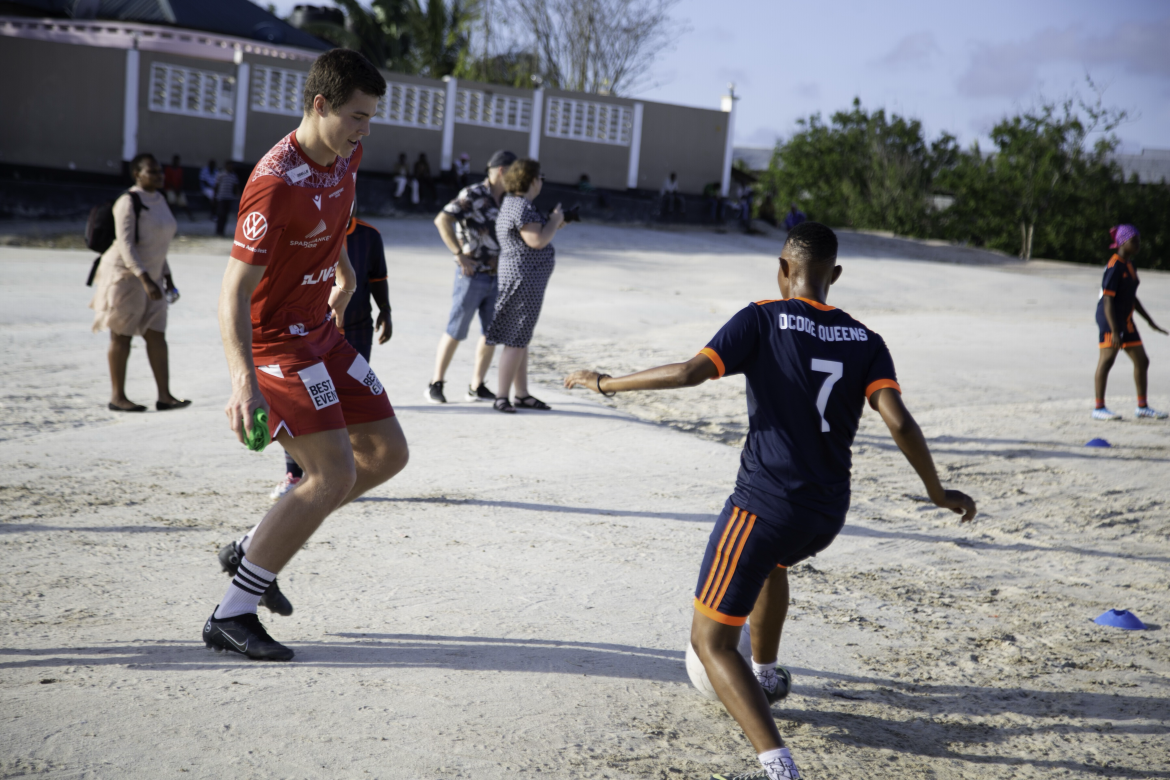 Jasper Silva Torkildsen viser OCODE Queens-jentene at han kan annet enn «bare» å redde skudd og headinger.