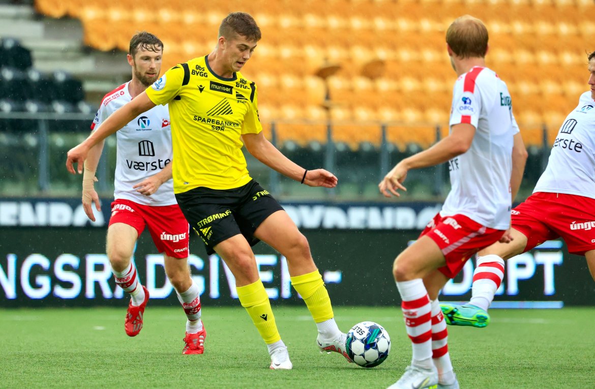 Sander Svela tok godt vare på muligheten og jobbet beinhardt på topp mot Fredrikstad søndag ettermiddag. Foto: Tor Erik Schrøder