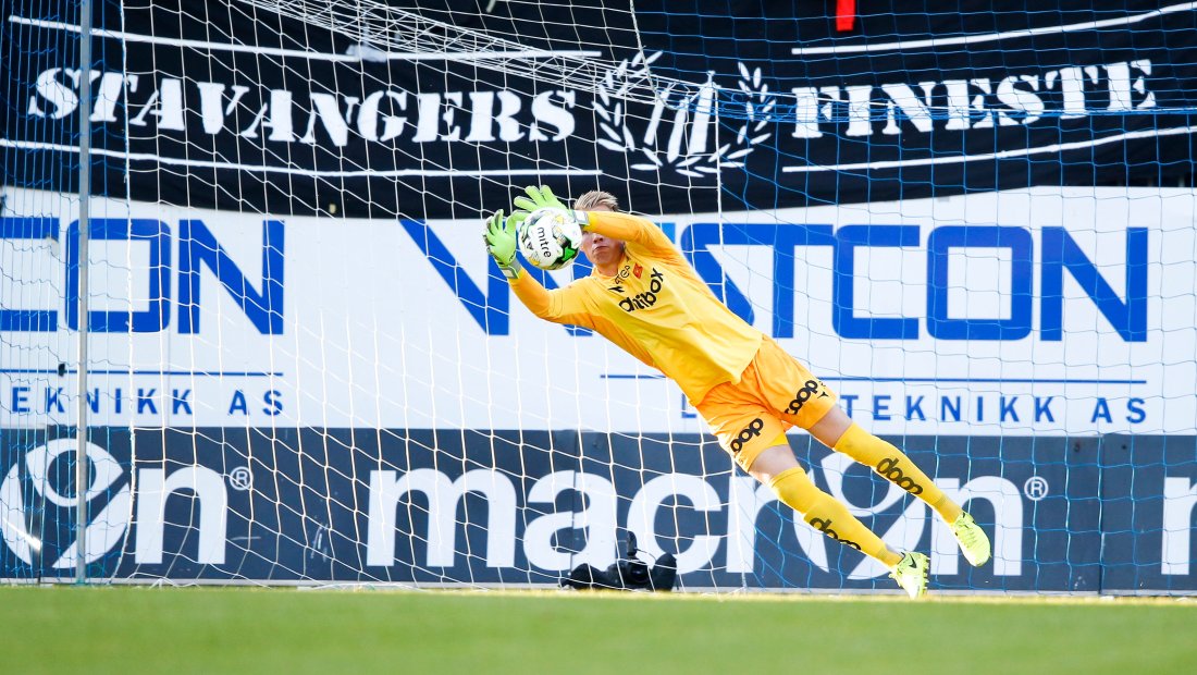 Haugesund 20170923. Vikings keeper Amund Wichne redder skudd. Eliteseriekampen i fotball mellom FK Haugesund og Viking på Haugesund stadion. Foto Jan Kåre Ness NTB.jpg