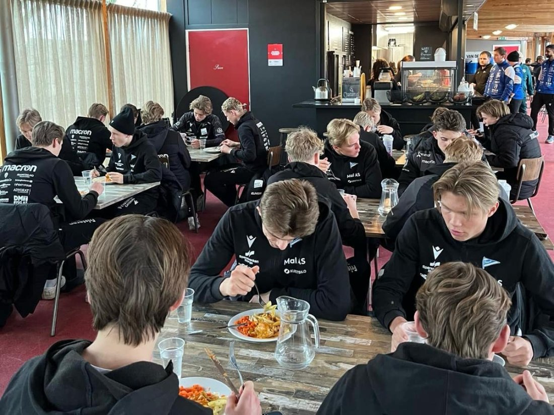 På turene har guttene spilt sammen, spist sammen og bodd sammen. Dette er en viktig del for å bygge samhold mellom de unge spillerne.
