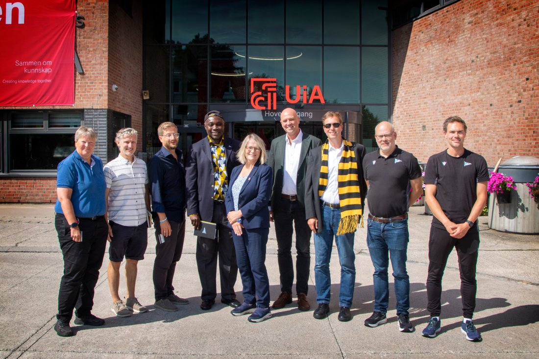(F.v) Universitetsdirektør Seunn Smith-Tønnessen, professor Matthew Spencer, instituttleder Sveinung Berntsen Stølevik, Jean Bley (PhD), rektor Sunniva Whittaker, dekan Anders Johan Wickstrøm Andersen, Stig Nicolai Kolding, Sveinung Hedding-Valvik og Siôn Rowlands.