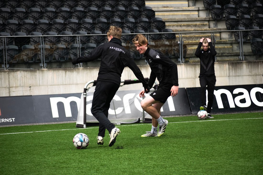 Akademiet trener på Sparebanken Norge Arena Kristiansand og tar også i bruk våre trenere på øktene.