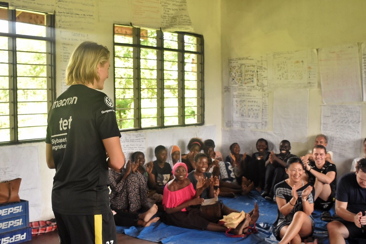 Erlend snakker til en BONGA-gruppe, bestående av unge kvinner som har fått en ny sjanse etter at de av ulike grunner falt ut av skolen i ung alder.
